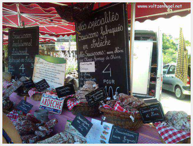 Canoë dans les Gorges de l'Ardèche à Vallon Pont d'Arc