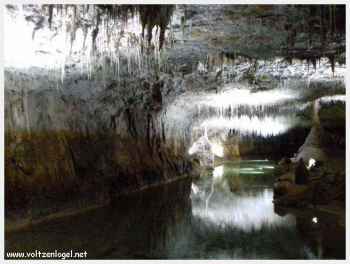 Entrée spectaculaire de la Grotte de Choranche