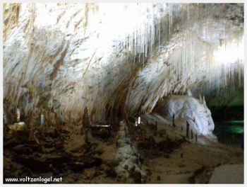 Guide présentant les stalactites dans la Grotte de Choranche