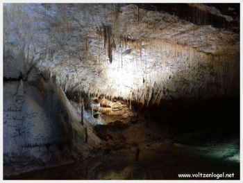 Spectacle de lumière et de son dans la grotte