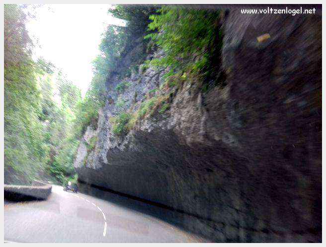 Route sinueuse des Gorges de la Bourne, offrant des panoramas majestueux.