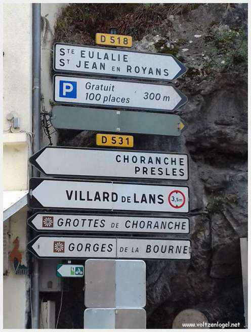 Vue pittoresque de Pont-en-Royans : maisons colorées suspendues au-dessus du pont historique.