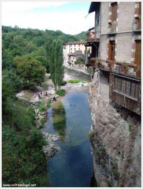 Vue aérienne de Pont-en-Royans : maisons suspendues au-dessus des gorges, charme médiéval.