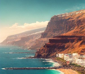 Paysage volcanique et végétation luxuriante à Tenerife