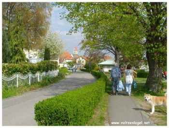 Village pittoresque : ruelles, terrasses et fleurs