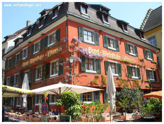 Façades colorées des maisons à colombages de Meersburg.