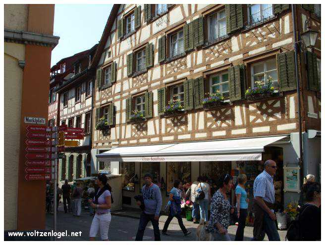 Atmosphère authentique des ruelles ombragées de Hagnau.