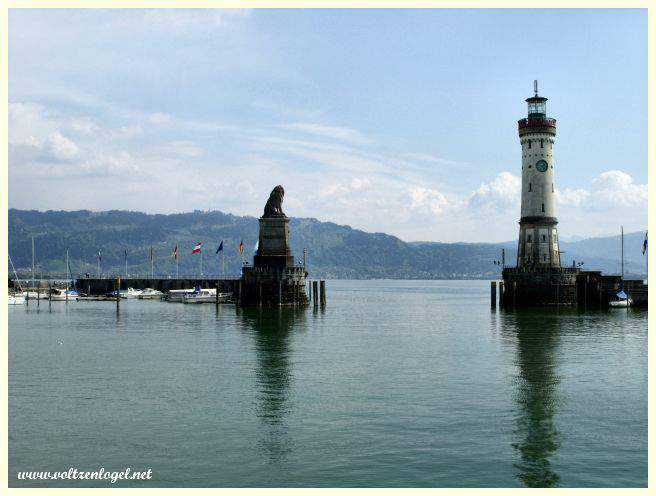 Croisière paisible sur les eaux cristallines du lac de Constance.