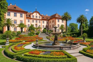 Château baroque de l'île Mainau surplombant le lac de Constance, site historique emblématique