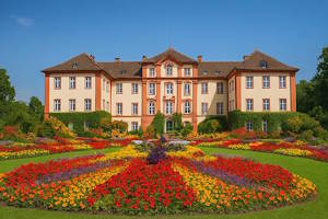 Château baroque historique sur l'île Mainau avec des jardins luxuriants