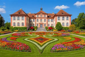 Château baroque de Mainau entouré de verdure luxuriante.