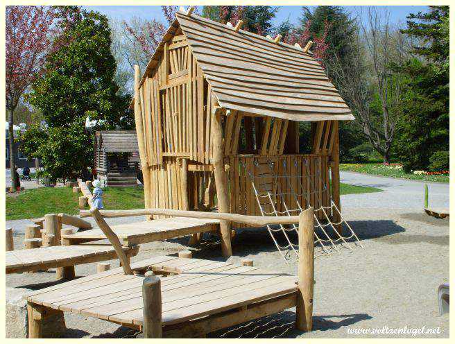 Enfants jouant dans les aires de jeux thématiques de Mainau.
