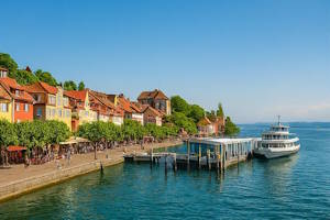 Vue sur le port de Meersburg avec ses façades colorées et ses bateaux