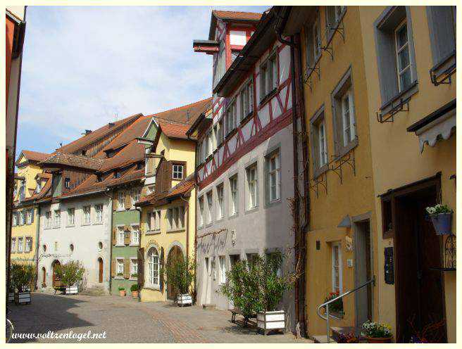 Dégustation de vins locaux dans un domaine viticole de Meersburg.
