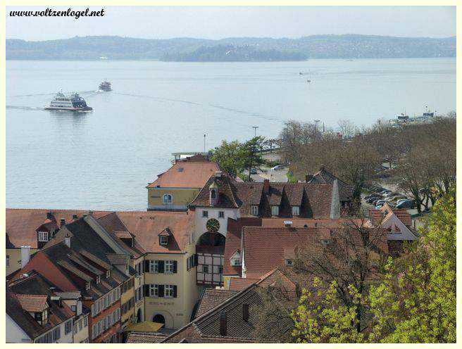 Vue sur la promenade pittoresque de Meersburg avec le château médiéval