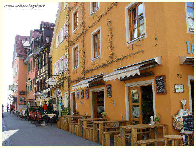 Ruelles pavées et maisons à colombages dans la vieille ville de Meersburg.