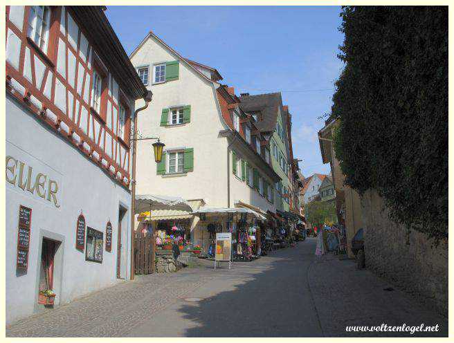 Atmosphère festive lors d'un événement culturel à Meersburg.