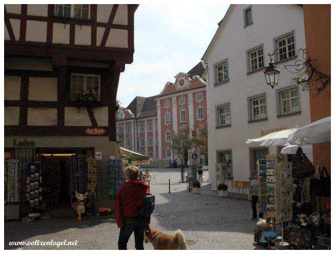 Rue pavée bordée de maisons à colombages colorées.
