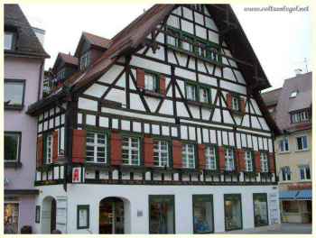 Scène nocturne dynamique de Ravensburg avec festivals et spectacles