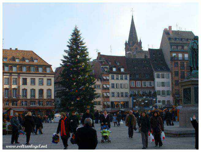 Décorations de Noël devant la cathédrale de Strasbourg.