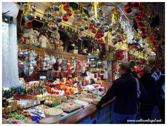 Artisanat local sur les marchés : Trésors de Noël et souvenirs authentiques.