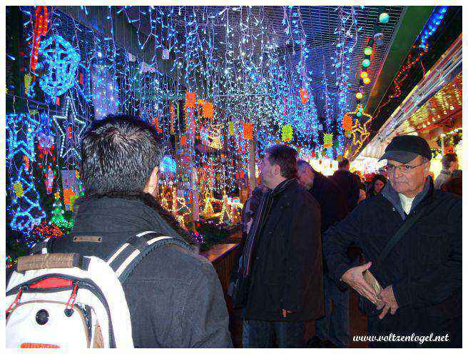 Dégustation de spécialités alsaciennes sur un marché de Noël.