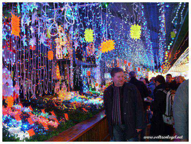Ambiance festive avec des stands d'artisanat local et de décoration.