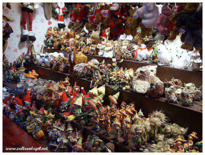 Chalets traditionnels de Noël à la Cathédrale de Strasbourg.