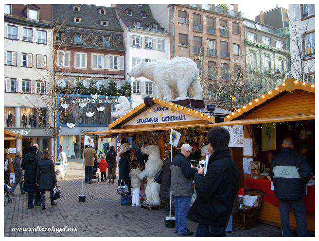 Artisanat local exposé sur les étals des marchés.