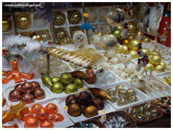 Marché de Noël illuminé sur la Place Kléber à Strasbourg.