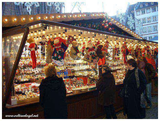 Artisanat local et décorations de Noël à Strasbourg.