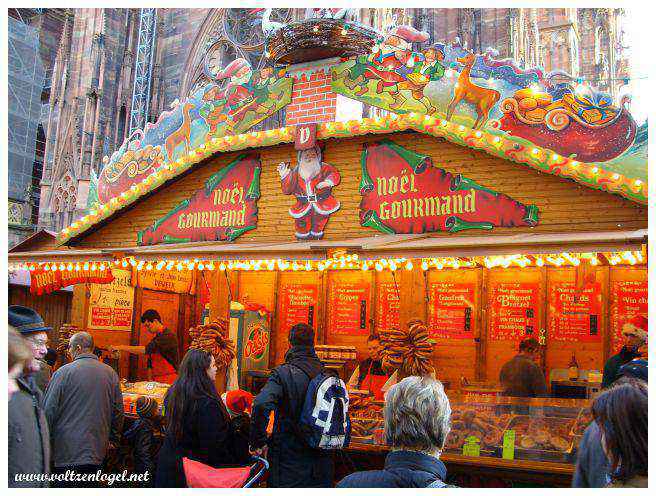 Marché de Noël illuminé sur la Place Kléber à Strasbourg.