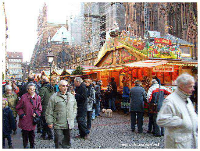 Vue pittoresque des chalets traditionnels du Marché de Noël.
