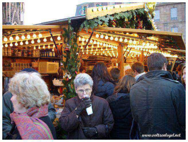 Ambiance festive et animations de rue à Strasbourg.