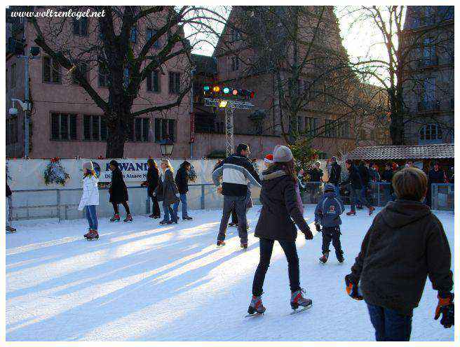 Ambiance festive avec musique traditionnelle et spectacles de rue.