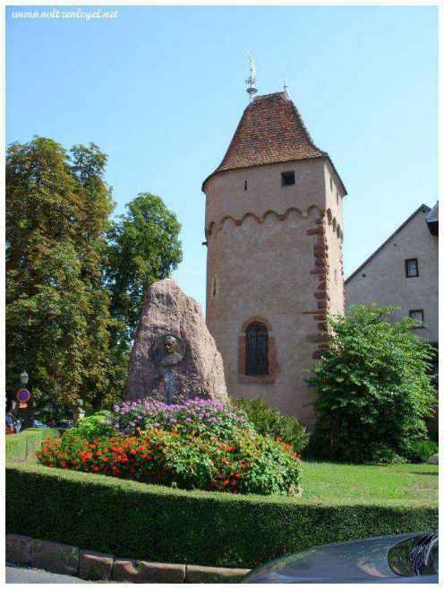 Place du Marché d'Obernai : charme médiéval et architecture pittoresque.