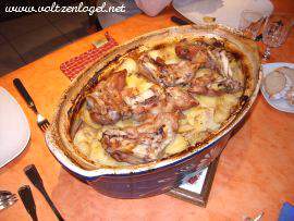 Exploration culinaire alsacienne : table garnie de choucroute garnie, tarte flambée et Baeckeoffe