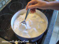 Jaunes d'œufs ajoutés avec habileté au lait sucré, créant la consistance parfaite de la Crème Anglaise