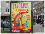 Scène animée du carnaval avec danseurs et sorcières défilant dans les rues