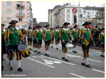 Sorcières et musiciens en cortège, tradition vivante à Strasbourg
