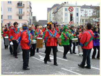 groupe folklorique avec costumes colorés