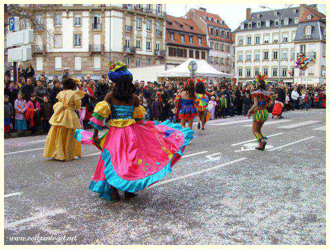 groupe folklorique avec costumes multicolores