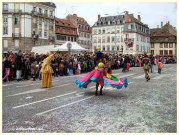 Carnaval de Strasbourg, chars festifs traversant la ville
