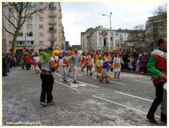 Participants défilant, énergie festive lors du cortège strasbourgeois