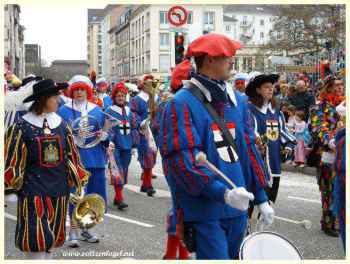 Les musiciens d'Alsace font battre les tambours ; Le défilé du Carnaval