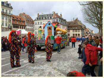 Participants joyeux, explosion de couleurs lors du Carnaval