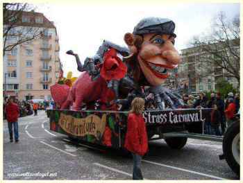 Carnaval strasbourgeois, marée humaine aux côtés des chars