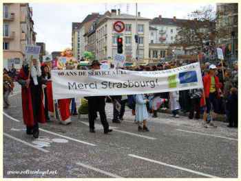 Le Carnaval de Strasbourg. Cavalcade festive avec fanfares, majorettes, comédiens et chars
