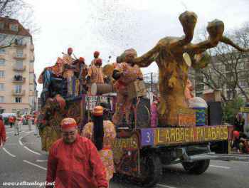 Carnaval dans la capitale alsacienne ; Personnages sur échasses
