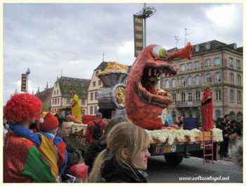 Le Carnaval de Strasbourg. Cavalcade festive avec fanfares, majorettes, comédiens et chars